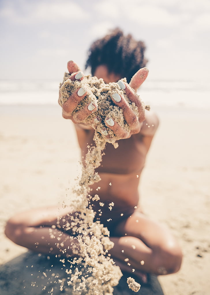 personne, Holding, sable, plage, Bikini, main, plage de sable