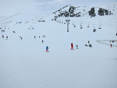 Ski piste, téli, hó, nyaralás, síelés, tevékeny síelő, lesiklás