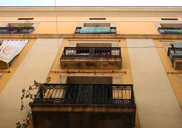 Балкон, чугуна, фасад, желтый, украшенные, здание, окно
