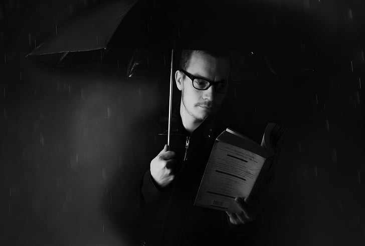 vyras, žmonės, skėtis, lietus, knyga Orai, naktį, tamsus