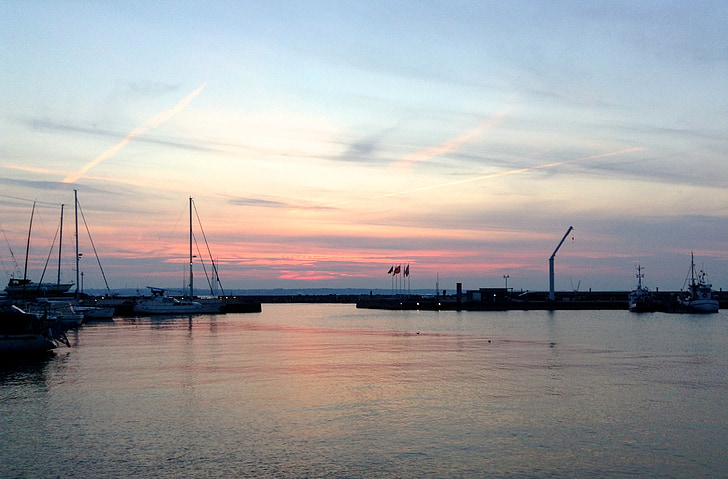 Helsingborg, severnom harbor, člny, západ slnka, vody, večer, stále