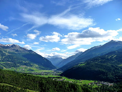 Alpen, vallei, Valtellina vallei, Lombardije, Bormio, wolken, Bergen