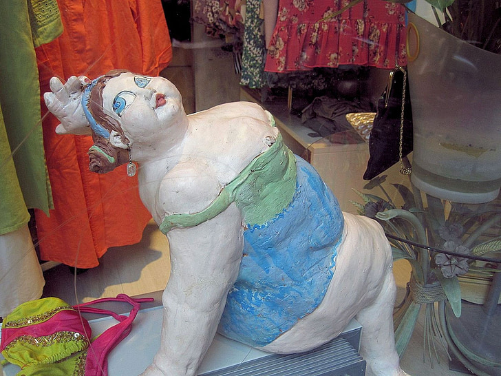 Signora pesante, scultura di argilla, finestra del negozio, Roma, grasso