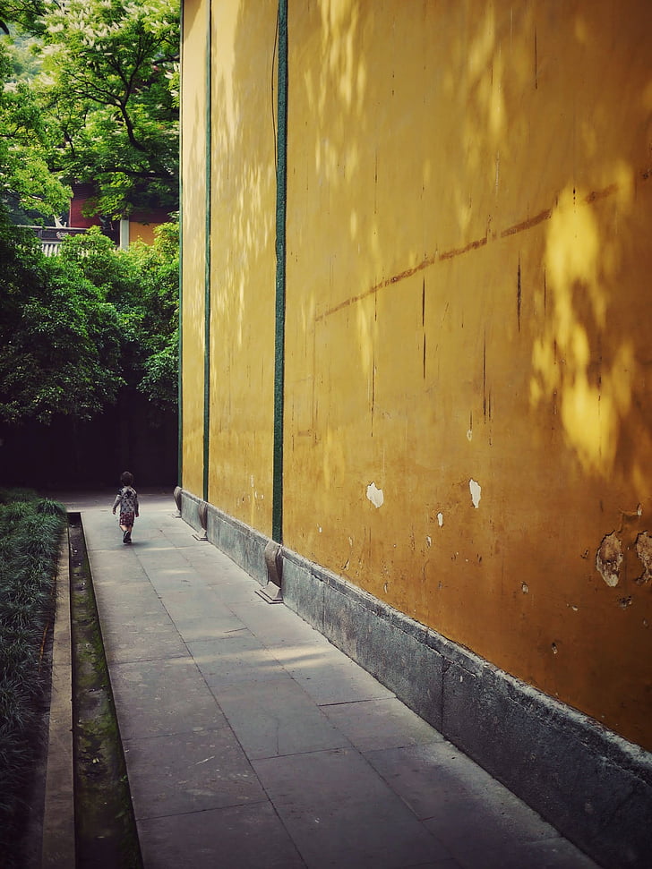 chłopiec, spacery, obok, brązowy, malowane, budynek, w ciągu dnia