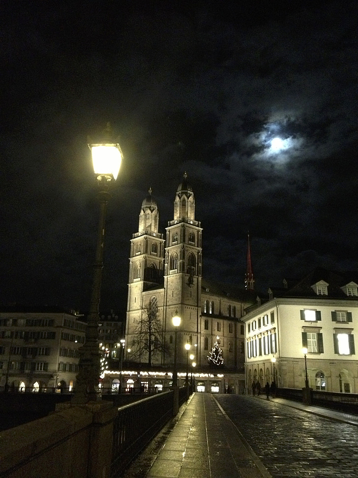 Zurich, znamenitosti: Grossmünster, noć, Crkva, arhitektura, Europe, Katedrala