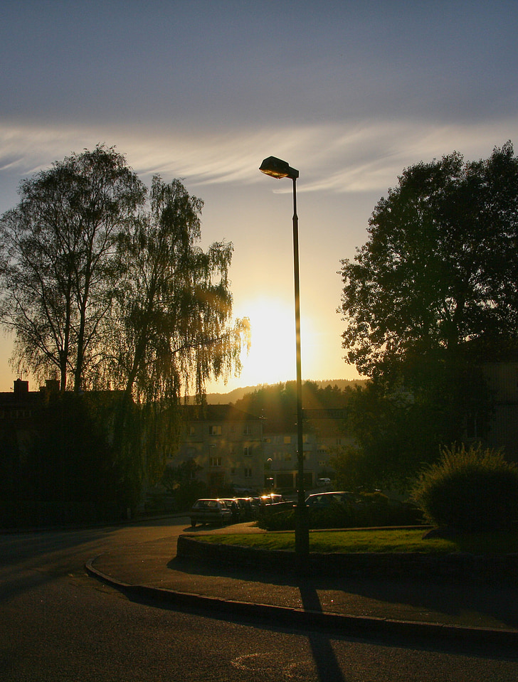 Lamp post Inn, matahari terbenam, Street, pohon, di luar rumah