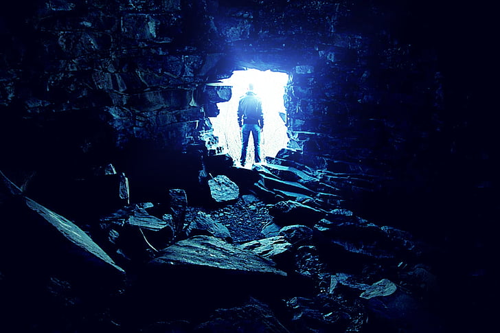 muž, len, tunel, svetlo, samota, skaly