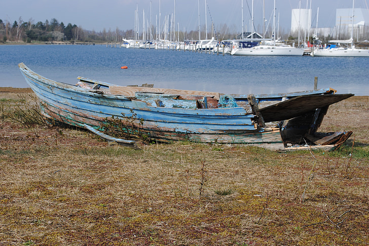 развалина, малка гумена лодка, кораб, трева, плаж, вода
