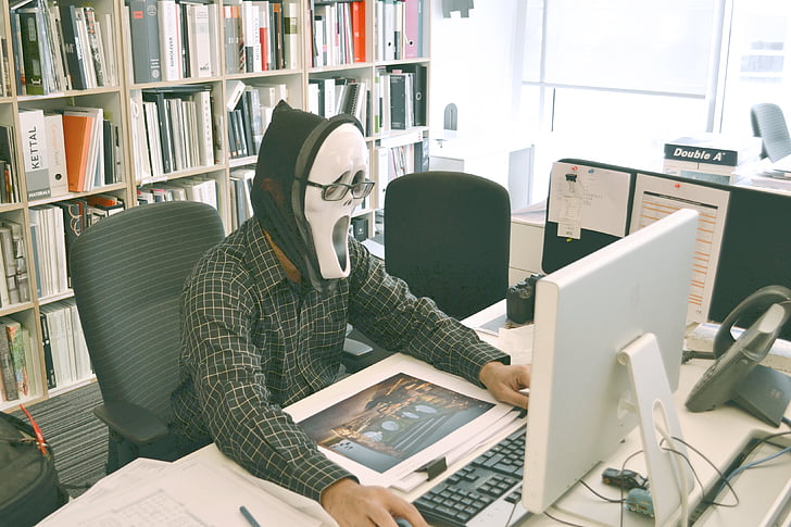 pessoa, vestindo, máscara, computador, teclado, estudo, negócios
