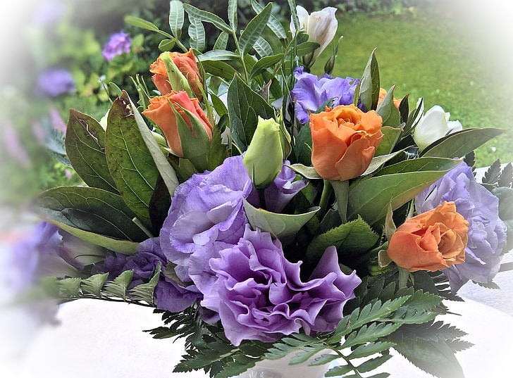 aranžování květin, sasanky fialově modrá a bílá, růže v orange, kytice, léto, závod, Krásné
