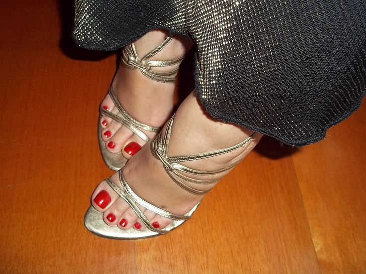 feet, female feet, red nails