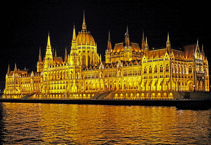Boedapest bij nacht, Parlement 's nachts, passage van het schip, voorbĳgaan, verlichte, verlichting, spiegelen