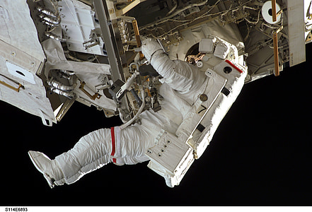 astronautas, išėjimas į atvirą kosmosą, Space shuttle, atradimas, įrankiai, kostiumas, paketas