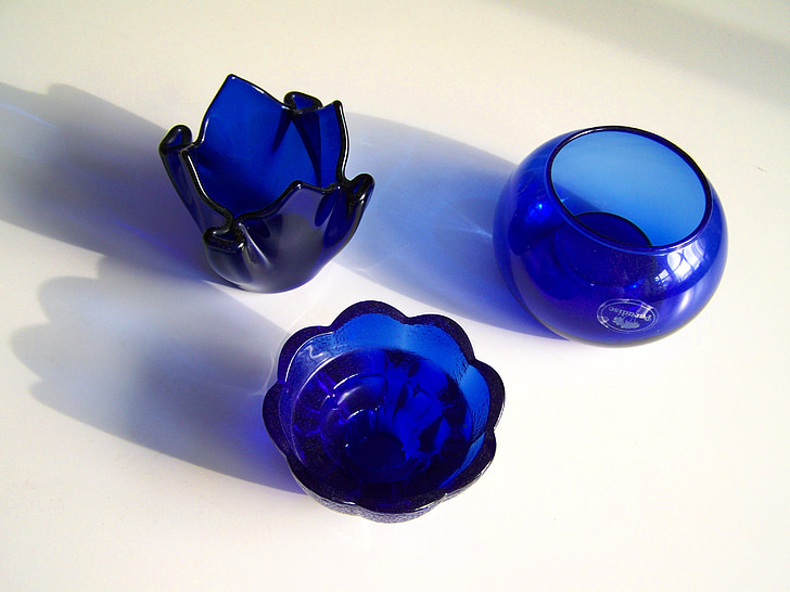 blauwe glazen objecten, lichte schaduw, ornamenten