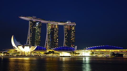 Singapūra, Marina bay sands, orientieris, artscience muzejs, Singapūras upes, zilas debesis, Viesnīca