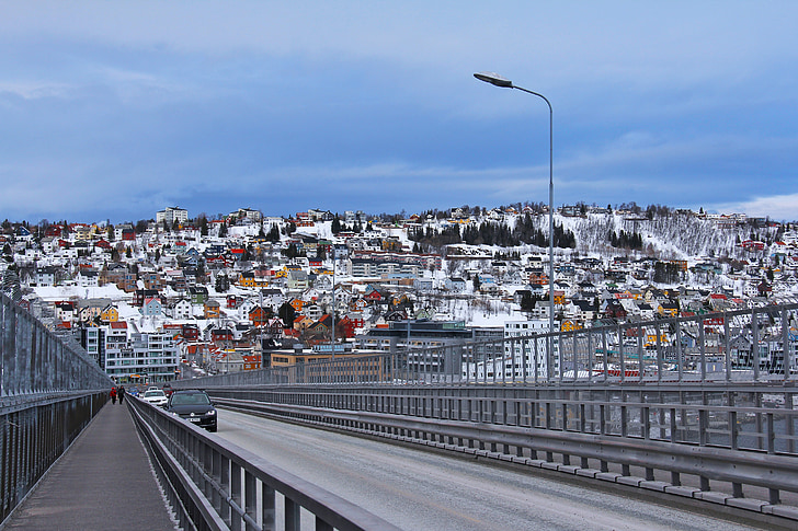 Tromso híd, lélegzetelállító, festői, csodálatos, hó, hagyományos, skandináv ház