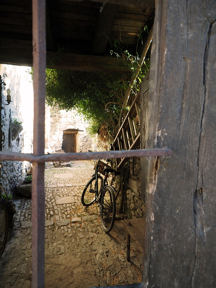 finestra, ratllat, bicicletes, escala, antiga casa