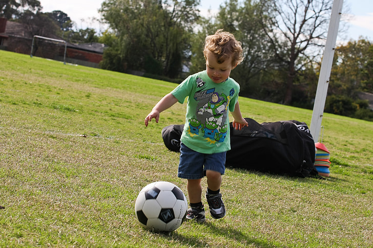 Pojke, liten pojke, fotboll, idrott, bollen, kick, spela