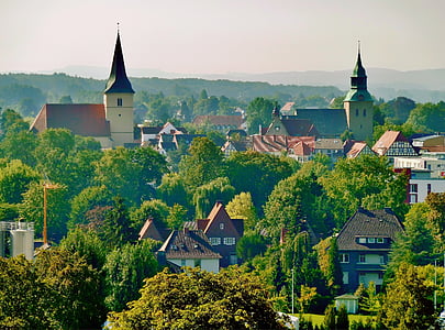Melle, Tyskland, byn, staden, bergen, kyrkor, träd