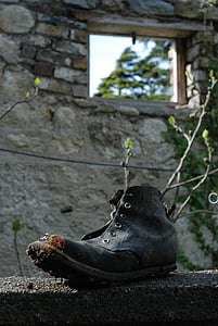 vecchia scarpa, Scarpa, giardino, in pelle, muro di mattoni