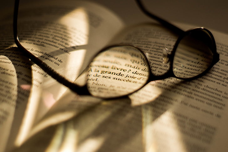 Dioptrické brýle, čočka, kniha, poznámky, dopisy, stránky, světlo