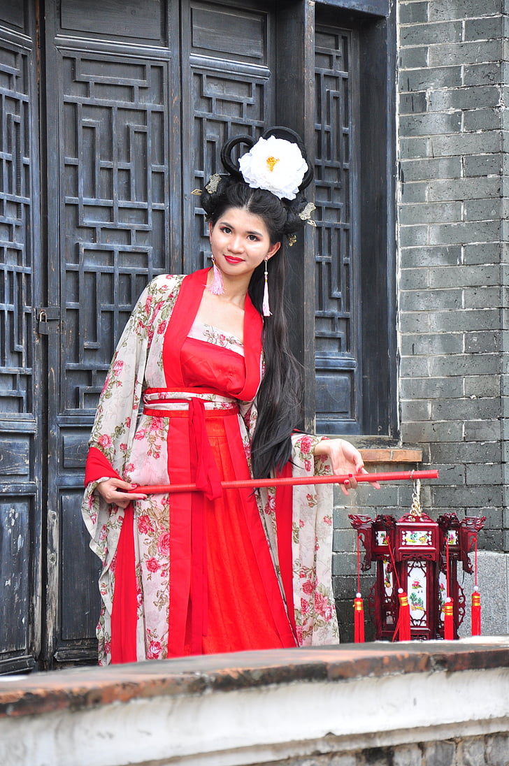 Chinese vrouw, Chinese vrouw met lantaarn, traditionele chinese vrouw, een vrouw alleen, alleen vrouwen, alleen voor volwassenen, rood