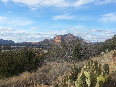 Sedona, Arizona, Skalní hrad, červené skály, poušť, kaktus, obloha