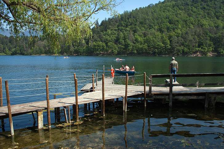 górskie jezioro, Mola drewniane, refleksje, łódź wiosłowa, czysta woda, Austria