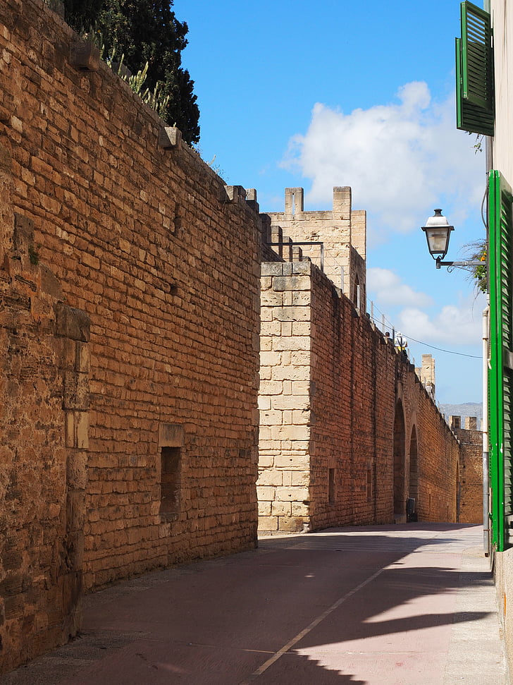 Alcudia, stadsmuren, Road, fordonståg, Medelhavet, väggen, Balearerna Spanien