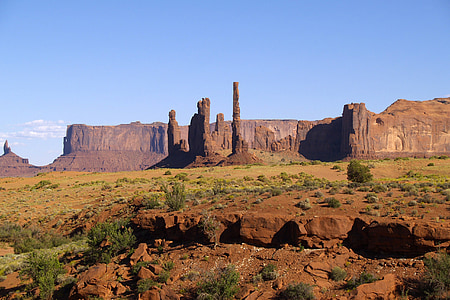 piesok Poliaci, tri sestry, červená, Monument valley, Utah, USA, scenérie