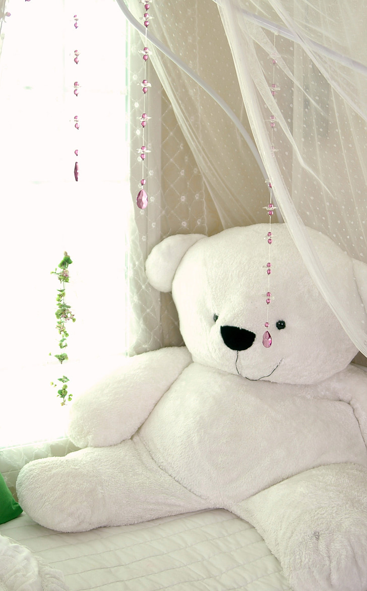 Medvedík, bábika, biela, posteľ, záves
