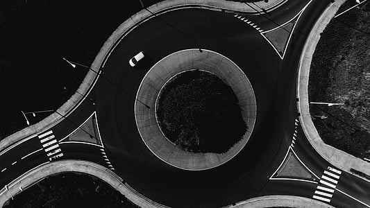 vista panorâmica, carro, escuro, estradas, rotunda, círculo de tráfego, veículo