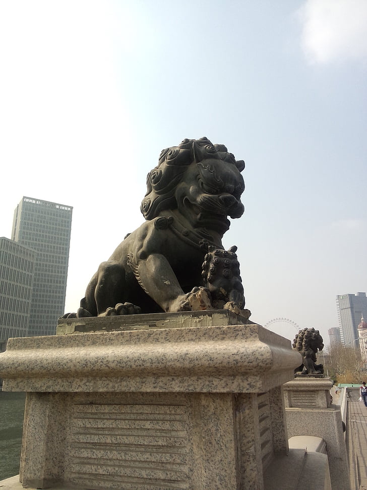 lion de Pierre, sculpture, Mighty, quantité de mouvement