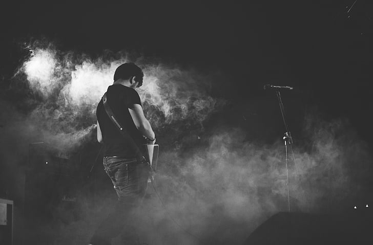 tons de cinza, foto, homem, jogando, guitarra, música, fumaça