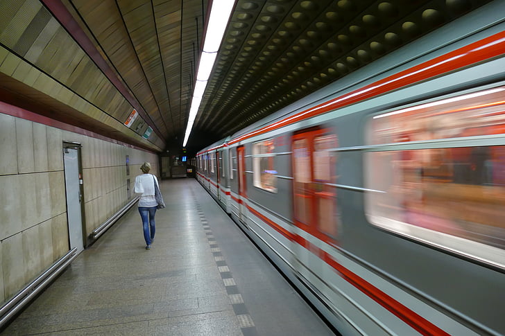 Praga, Repubblica Ceca, metropolitana, u-Bahn, treno, piattaforma, vuoto