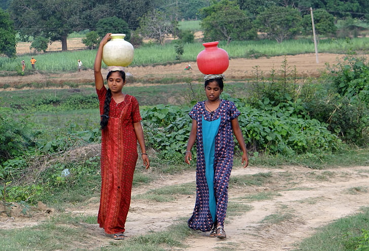 γυναίκες, χωριό, προσκομίζοντας το νερό, κατσαρόλα, τα χέρια-, ισορροπία, Καρνάτακα