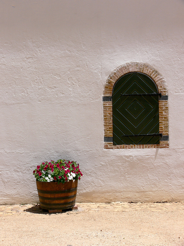 Fenster, Wand, weiß gekalkt, Blumen, Fass, außen, Haus