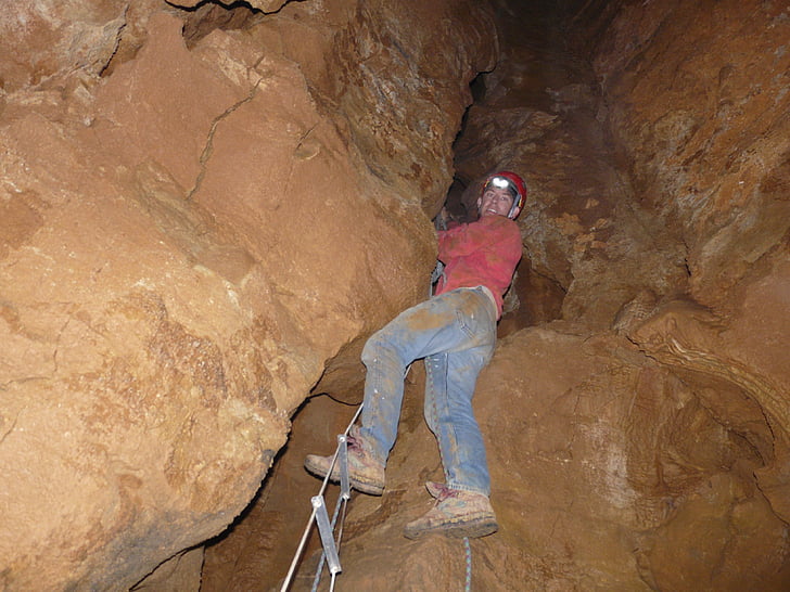jaskyňa, cavers, speleológiu, hriadeľ, povrazový rebrík, stúpanie, špinavé