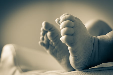 vauva, vauvan jalat, musta-valkoinen, lapsi rehu, vastasyntynyt, nuori, ihmisen käsi