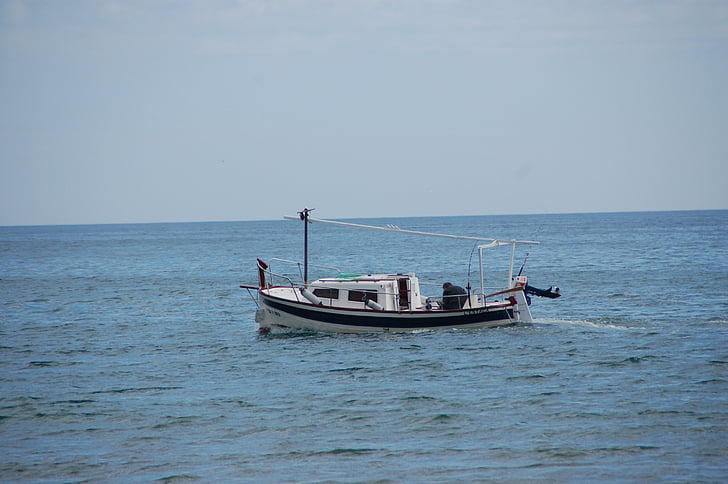 рибар с лодка, море, Риболов