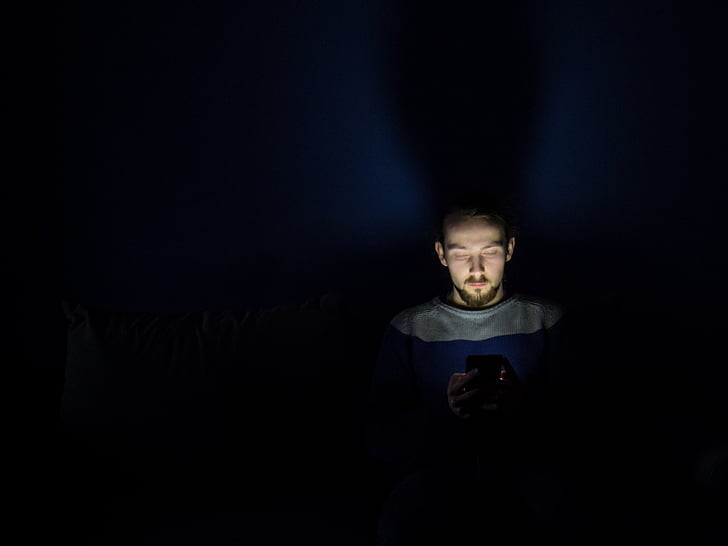 mees, öö, pimedus, valgus, telefoni, nutitelefoni, sotsiaalse meedia