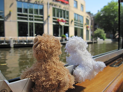 Амстердам, плюшевые мишки, лодка