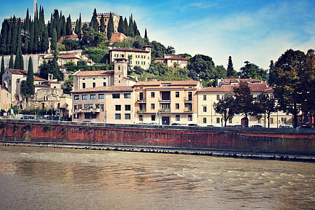 Verona, Miestas, Italija, upės, teka, kalvos, Architektūra