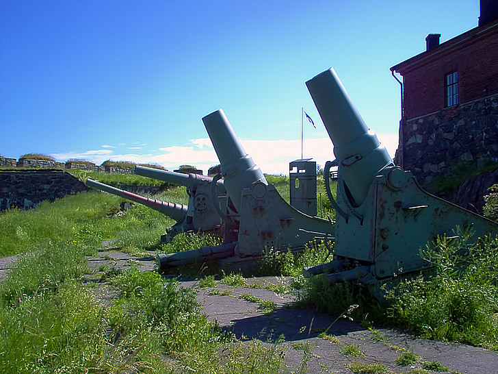 antiguo, armas costeros, armas de fuego, sol de verano, Suomenlinna, Helsinki, Finlandés