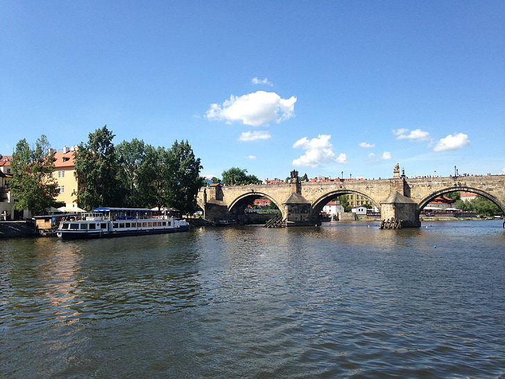 Вълтава, Прага, параход, река, Карловия мост, мост