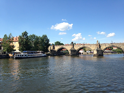 Vltava, Praga, parnik, reka, Karlov most, most