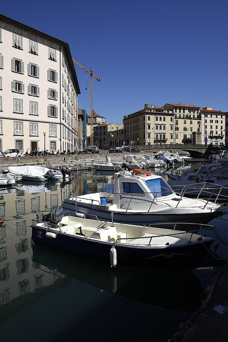 Leghorn, Barrio Venecia, canales, agua, reflexiones, barco, lancha rápida