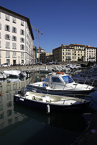 Livourne, quartier à Venise, canaux, eau, réflexions, bateau, bateau à moteur