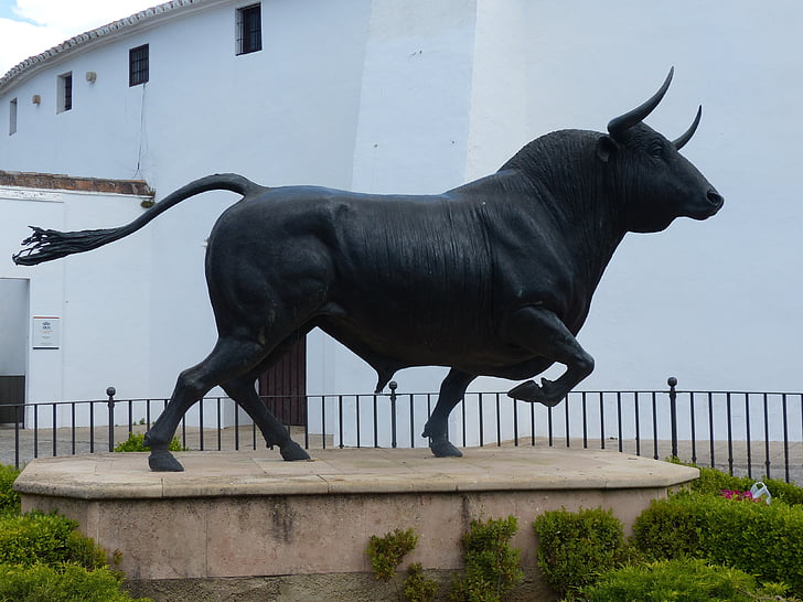 ronda, Praça de touros, estátua
