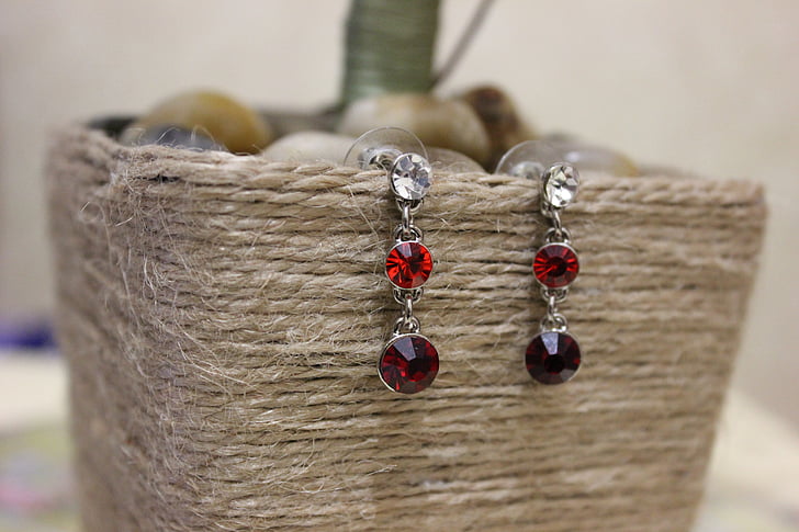 øreringe med rød sten, smykker, bijouteri, lys baggrund, ømhed, lyse, ornament